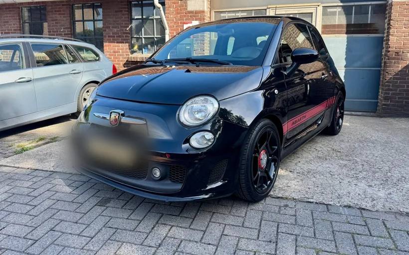 Fiat 500 uit 2013 op het terrein van Autobedrijf Heusschen