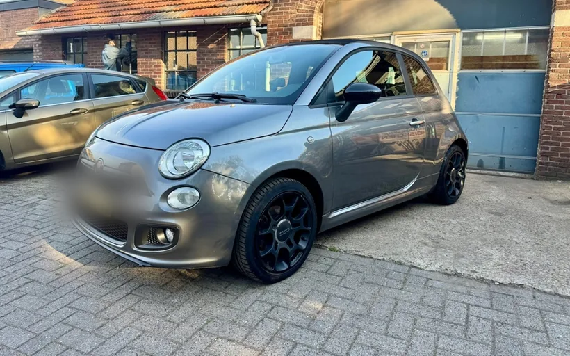 Fiat 500 C uit 2014 op het terrein van Autobedrijf Heusschen