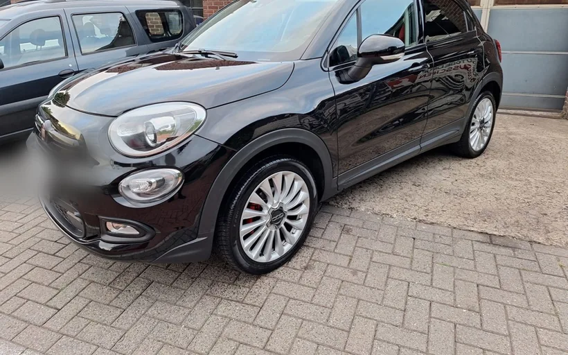 Fiat 500 X uit 2015 op het terrein van Autobedrijf Heusschen
