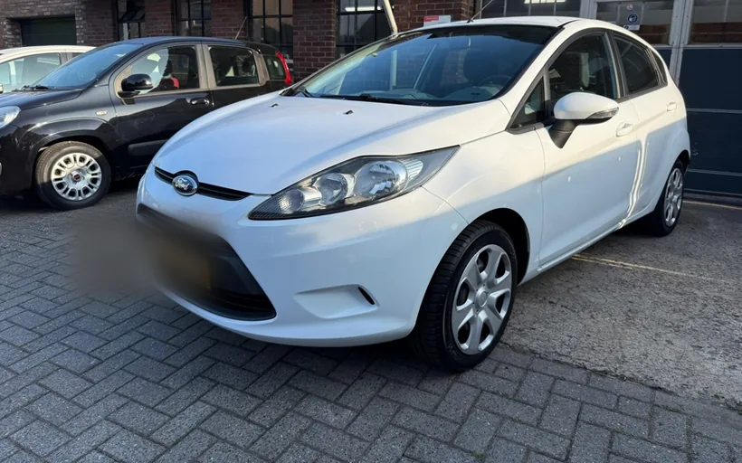 Ford Fiesta uit 2011 op het terrein van Autobedrijf Heusschen