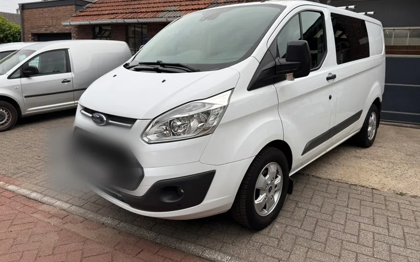 Ford Transit Custom uit 2017 op het terrein van Autobedrijf Heusschen