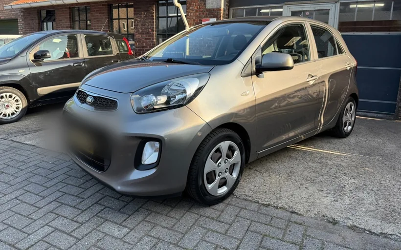 Kia Picanto uit 2015 op het terrein van Autobedrijf Heusschen