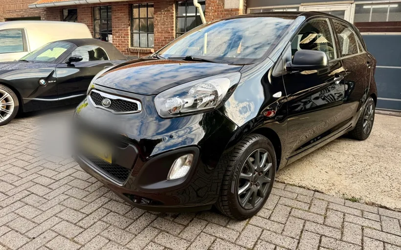 Kia Picanto uit 2012 op het terrein van Autobedrijf Heusschen