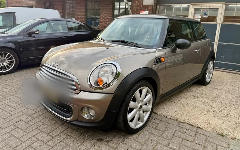 Mini 3-deurs uit 2011 op het terrein van Autobedrijf Heusschen