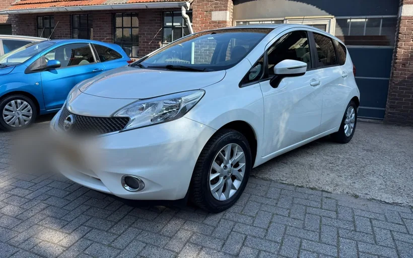 Nissan Note uit 2014 op het terrein van Autobedrijf Heusschen