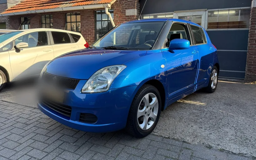 Suzuki Swift uit 2006 op het terrein van Autobedrijf Heusschen
