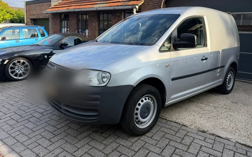 Volkswagen Caddy uit 2005 op het terrein van Autobedrijf Heusschen
